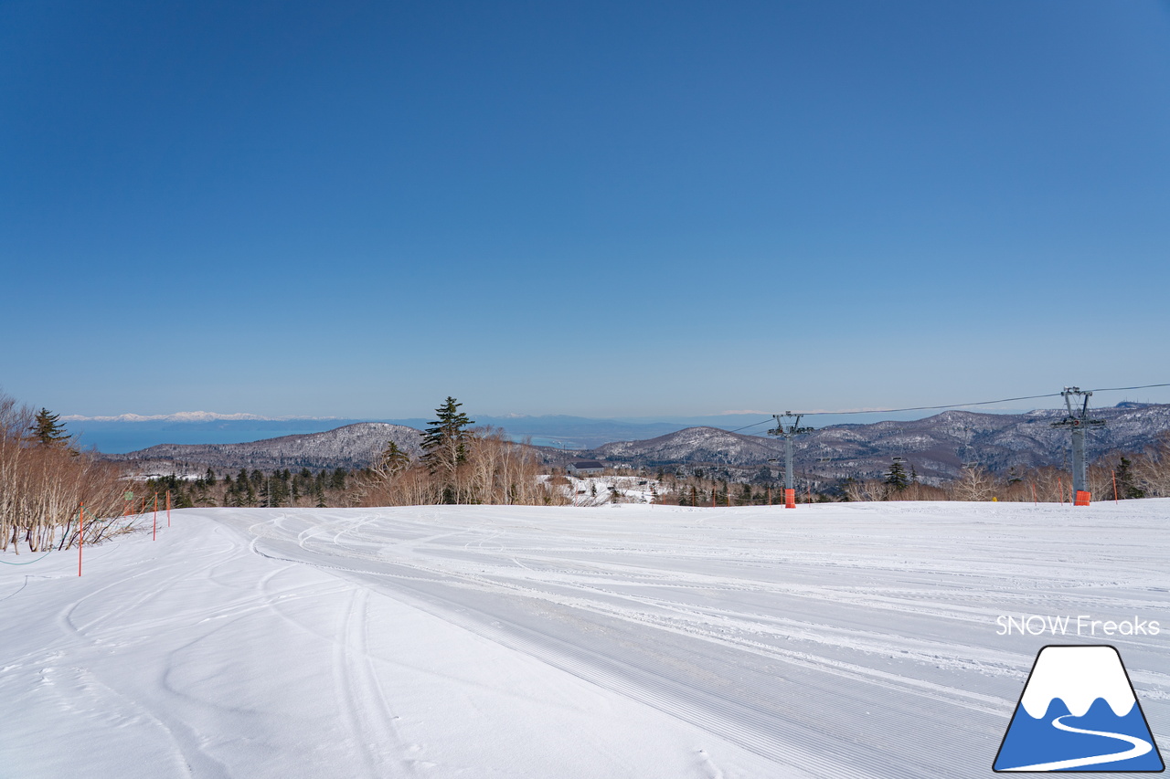 札幌国際スキー場｜ゴールデンウイーク初日も全コース滑走可能OK！！真っ白な雪と澄んだ青空 ＝ 絶好の春スキー＆スノーボード日和♪そして、日本海の彼方に、なんと利尻富士が見えた？！